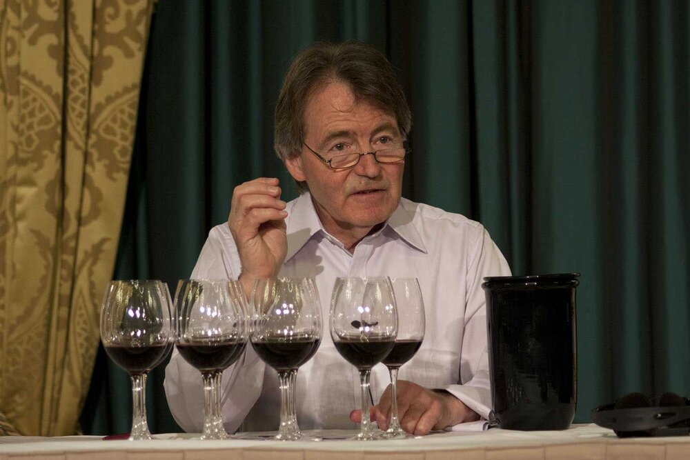 Steven-Spurrier-dekantirane-na-vino Декантиране на вино и съветите на Стивън Спъриър